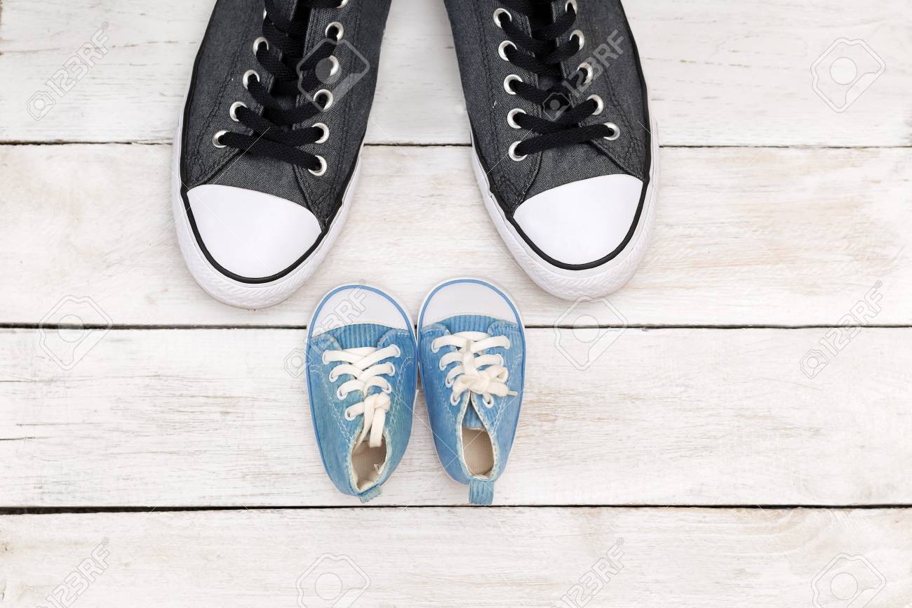 BlancFête Fils Chaussures Des Père Sur En Pères Et Fond Bois lKFJcT13