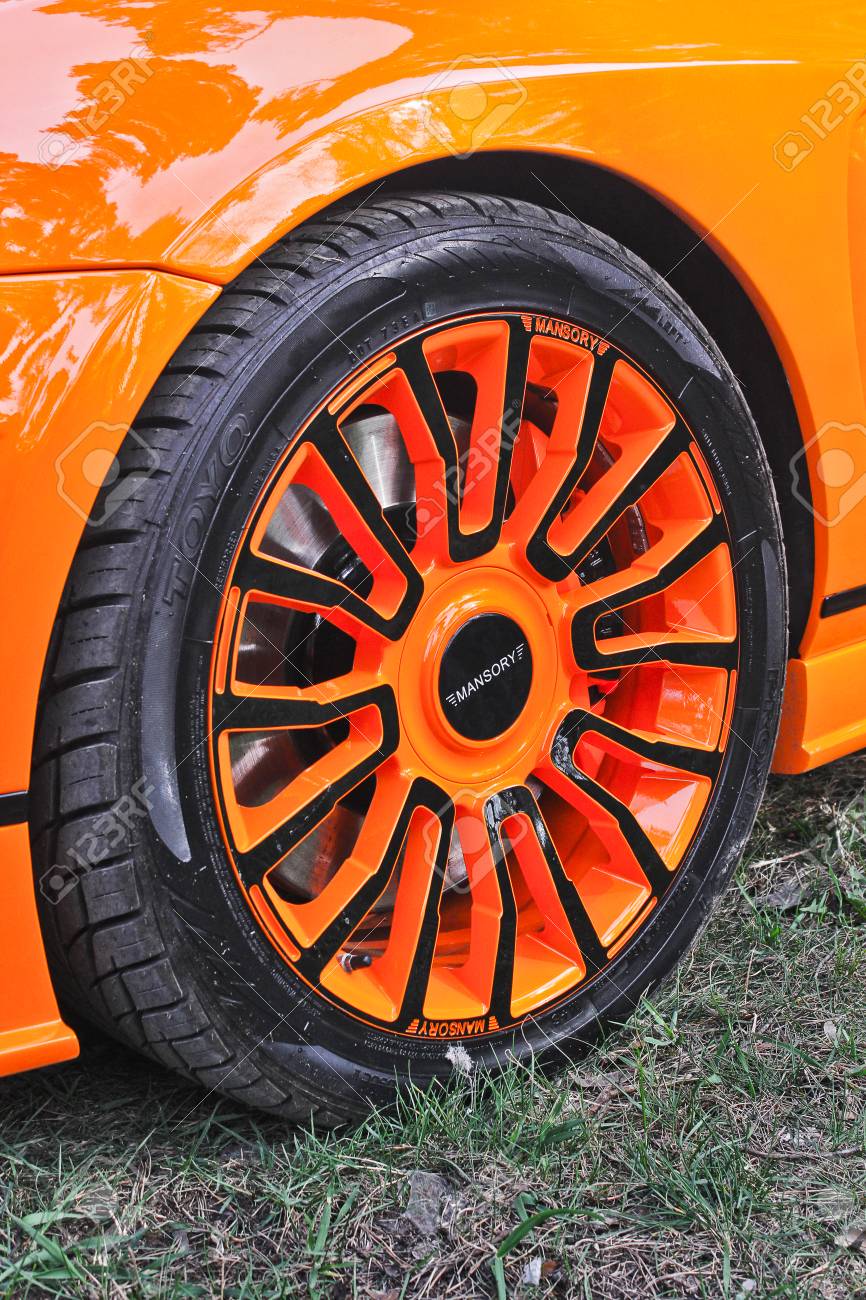 キエフ ウクライナ15 年 4 月 10 日 ベントレー コンチネンタル Gt レース Mansory 車の車輪は アスファルトの背景にクローズ アップ 車のタイヤ 車のホイールのクローズ アップ エディトリアル写真 の写真素材 画像素材 Image