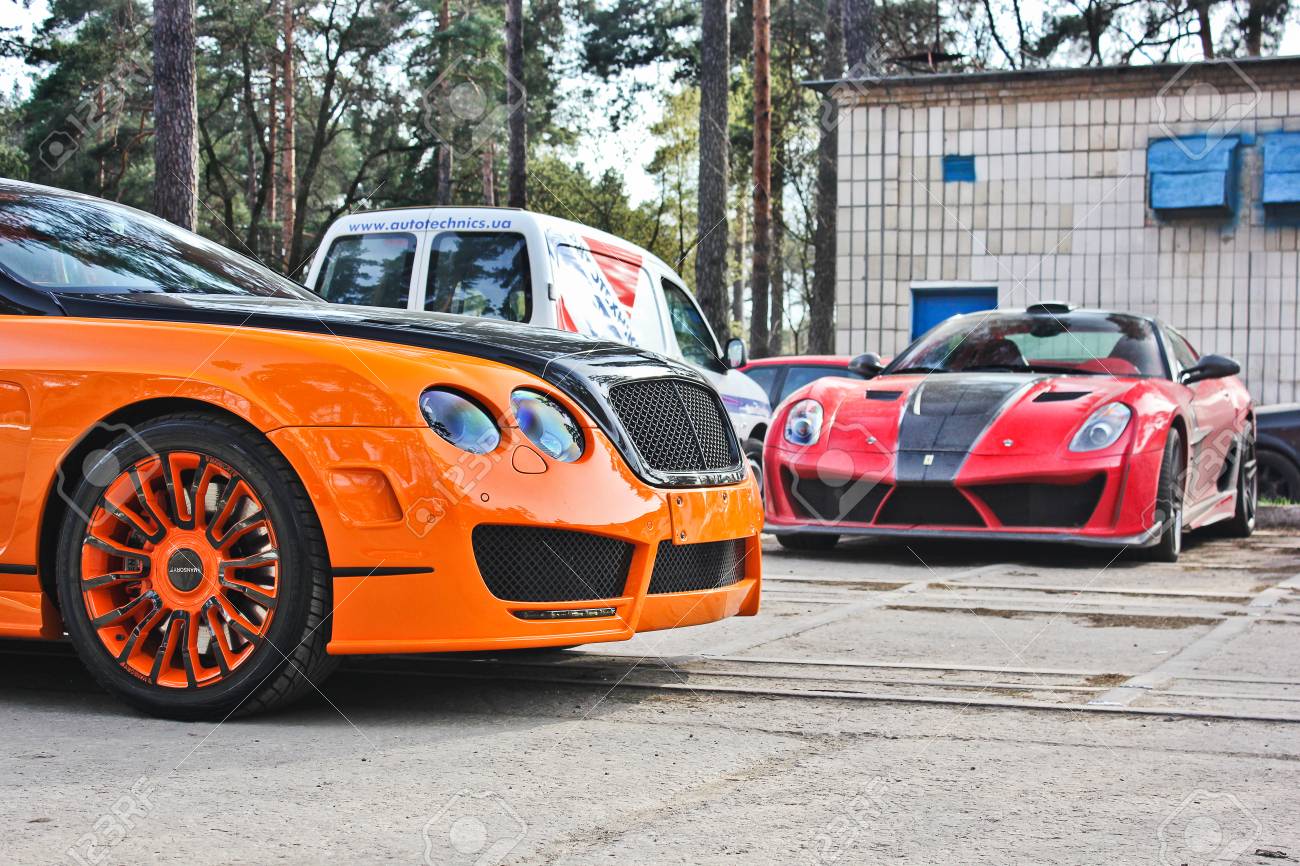 キエフ ウクライナ15 年 4 月 10 日 ベントレー コンチネンタル Gt Mansory とフェラーリ 599 Gtb フィオラノ Mansory スタローン エディトリアル写真 の写真素材 画像素材 Image