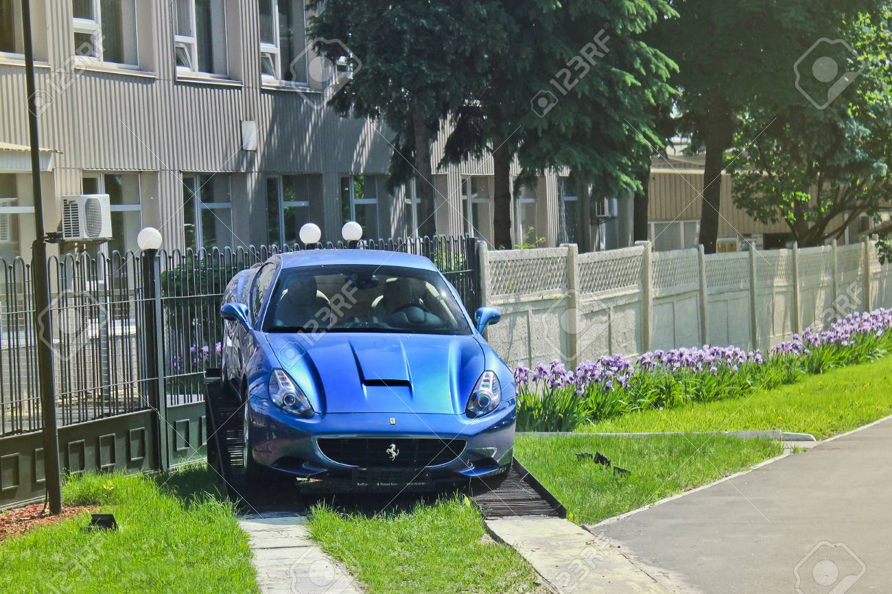 キエフ ウクライナ14年4月2日キエフモーターショーでフェラーリカリフォルニア 青いスーパーカー編集写真 の写真素材 画像素材 Image キエフ ウクライナ14年4月2日キエフモーターショーでフェラーリカリフォルニア 青いスーパーカー編集写真 の写真素材 画像素材 Image