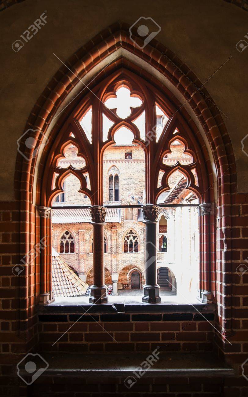 彫刻が施された窓 中世の城にポーランド マルボルク開閉 の写真素材 画像素材 Image