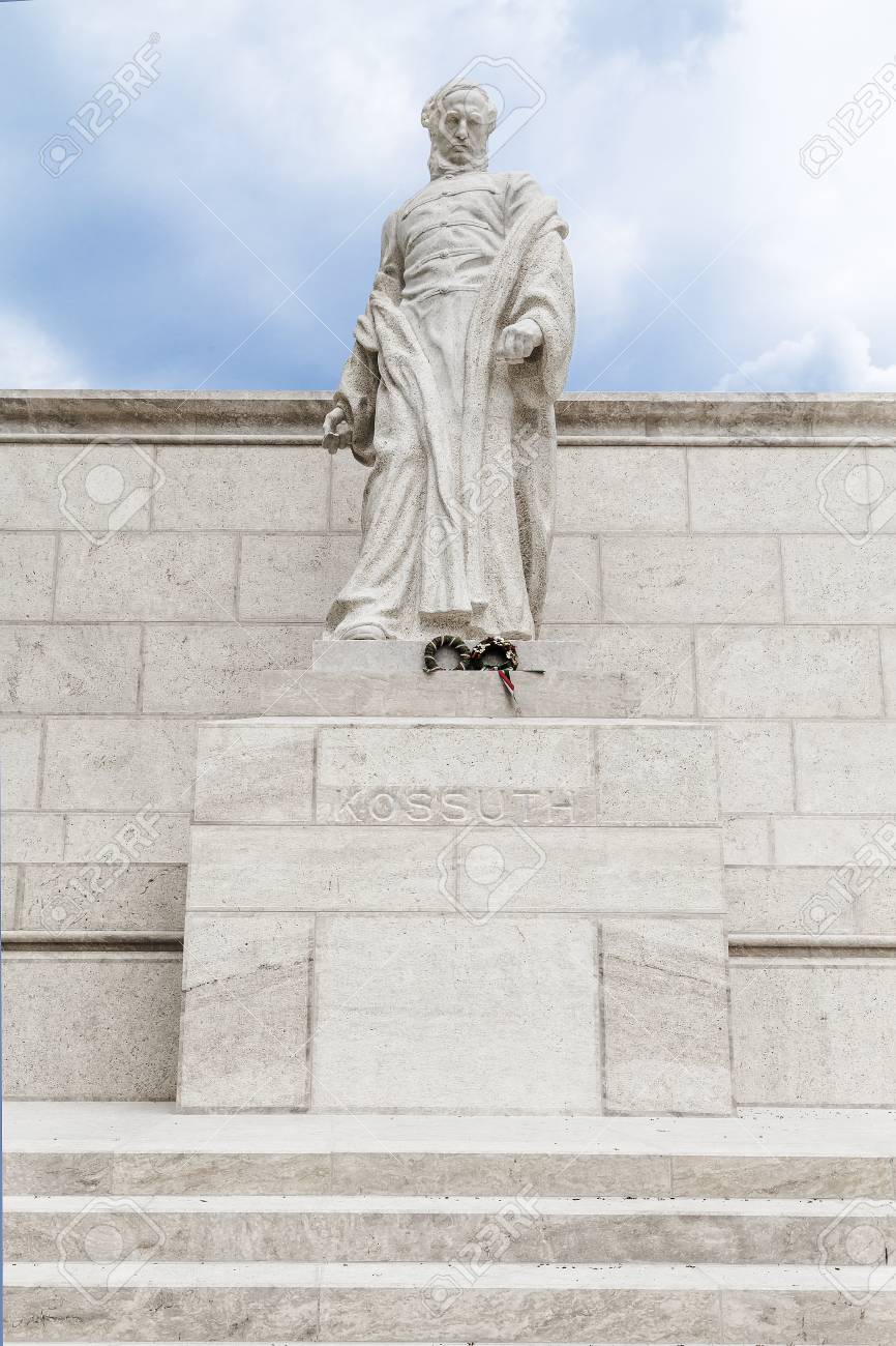 ハンガリー国会議事堂近くのコシュート ラヨシュの記念碑 の写真素材 画像素材 Image