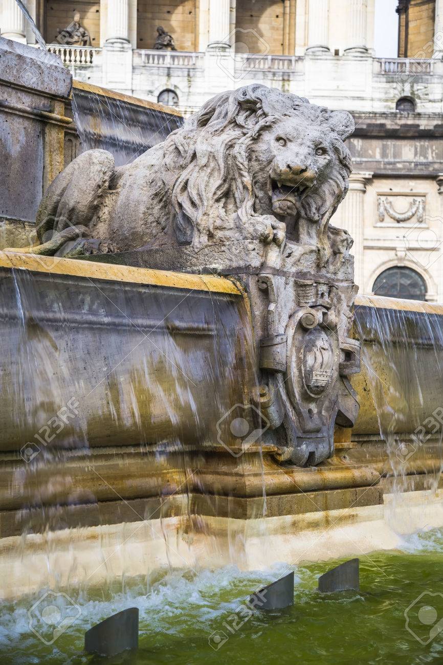 ライオン サン シュルピス教会前の噴水のフラグメントの彫刻 パリ フランス の写真素材 画像素材 Image 66689619