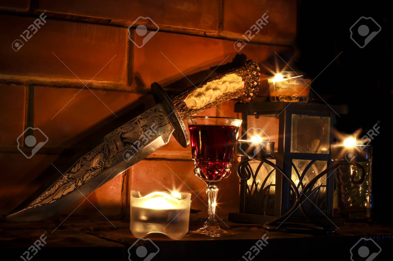 クリスマスで短剣が付いている暖炉の蝋燭ライト の写真素材 画像素材 Image