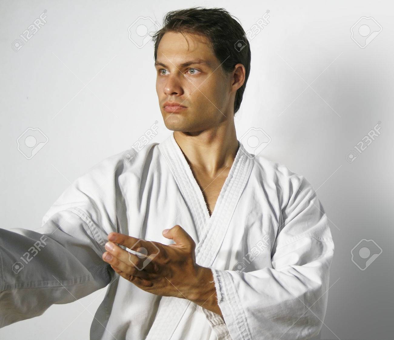 白い着物が探している男 の写真素材 画像素材 Image 白い着物が探している男 の写真素材 画像素材 Image