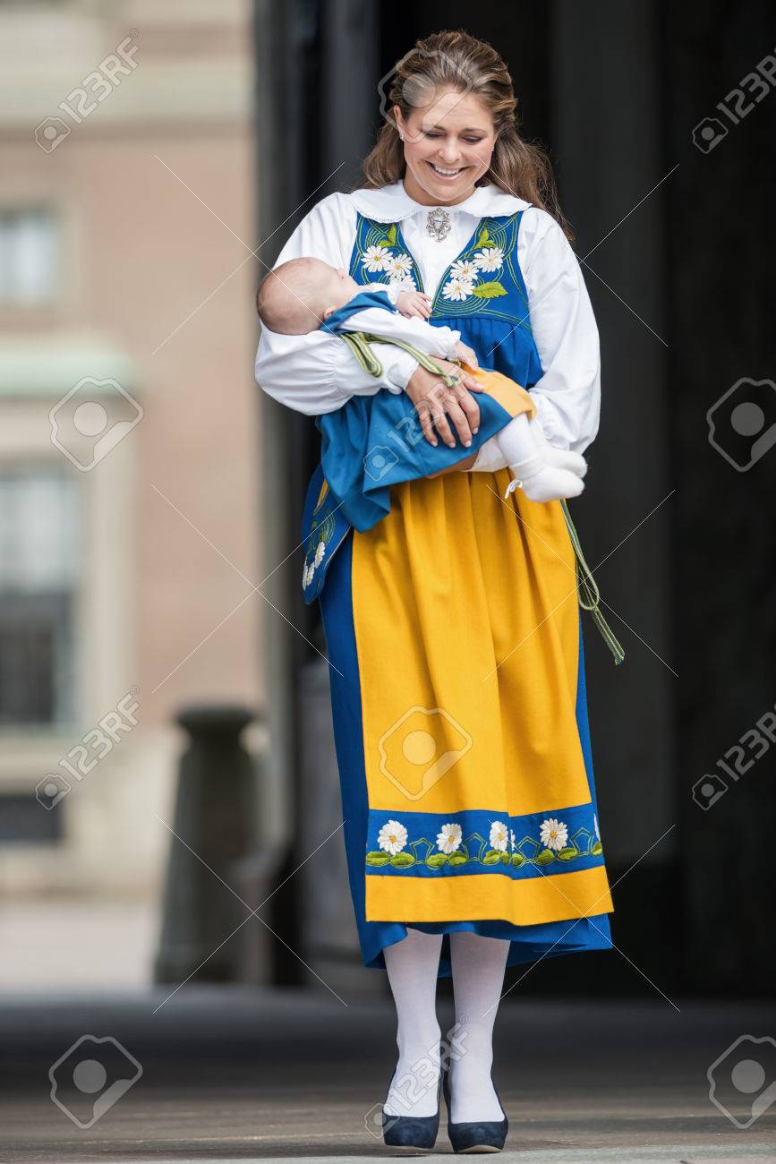 公衆のためのストックホルム宮殿のオープニングで彼女の腕で姫を レオノーレ とスウェーデンのストックホルム 6 月 6 日 王女マドレーヌ 14 年 3 月 18 日 ストックホルム スウェーデン 6 月 6 日はスウェーデンの国民の祝日 の写真素材 画像素材 Image 公衆のためのストックホルム宮殿のオープニングで彼女の腕で姫を レオノーレ とスウェーデンのストックホルム 6 月 6 日 王女マドレーヌ 14 年 3 月 18 日 ストックホルム スウェーデン 6 月 6 日はスウェーデンの国民の祝日 の写真素材 画像素材 Image