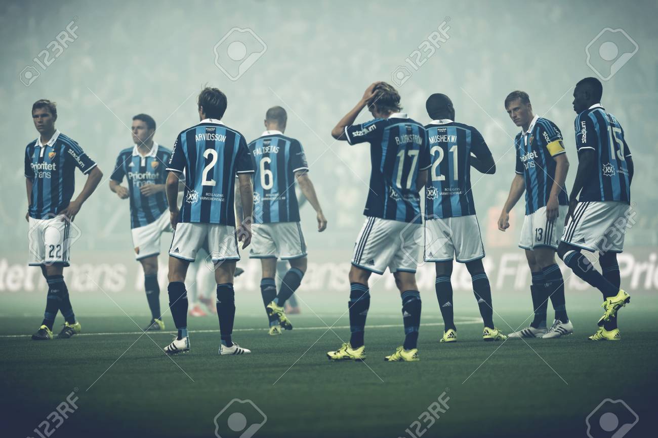 ストックホルム スウェーデン 15 年 8 月 24 日 Th ライバル ヘルタ ベルリンとハンマルビー Tele2 アリーナでのサッカーの試合で後半の前に煙でヘルタ ベルリン選手 の写真素材 画像素材 Image