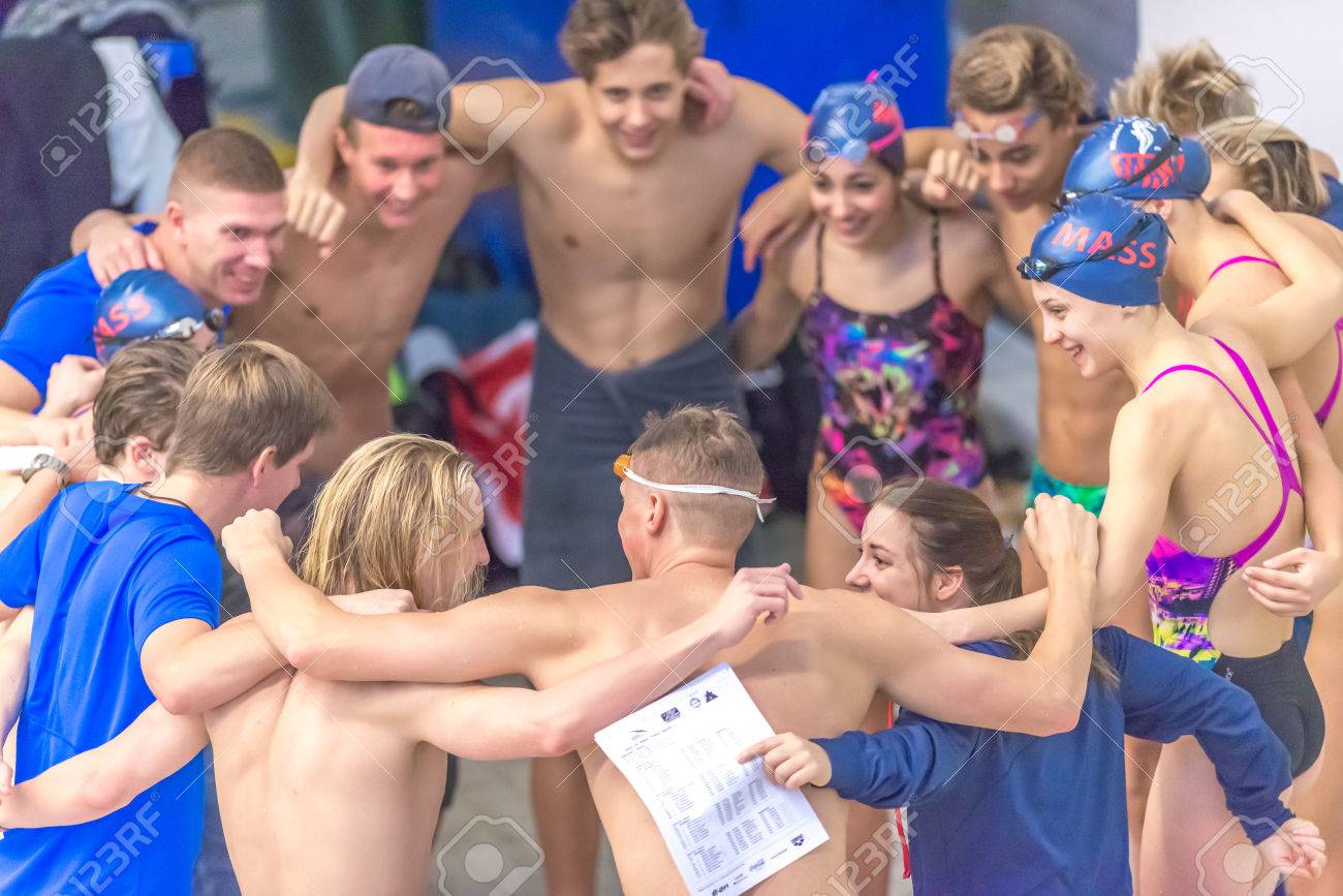 67239547-stockholm-sweden-nov-5-2016-group-hug-at-the-national-swedish-swim-competition-at-eriksdalsbadet-.jpg