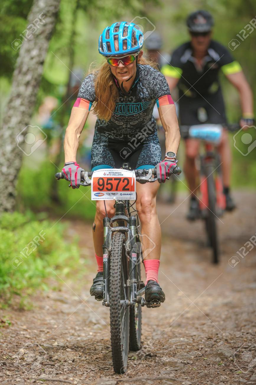 female mtb riders