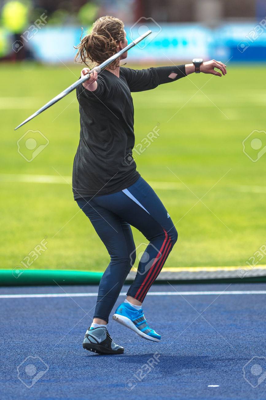 ストックホルム スウェーデン 17 年 6 月 18 日 女性の投げ槍はストックホルムの Iaaf ダイヤモンド リーグでウォーム アップ の写真素材 画像素材 Image