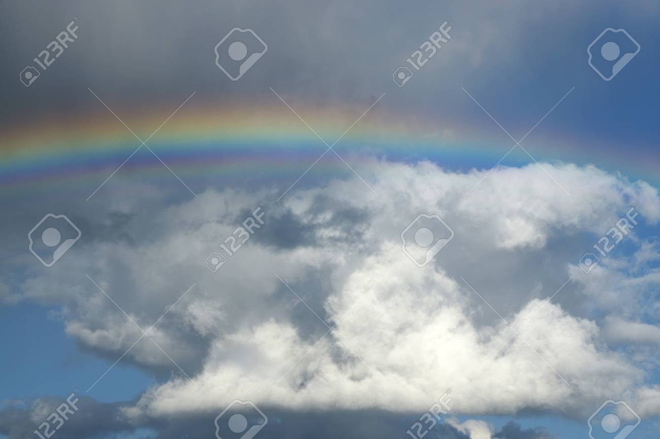 本物の虹の雲の上 の写真素材 画像素材 Image