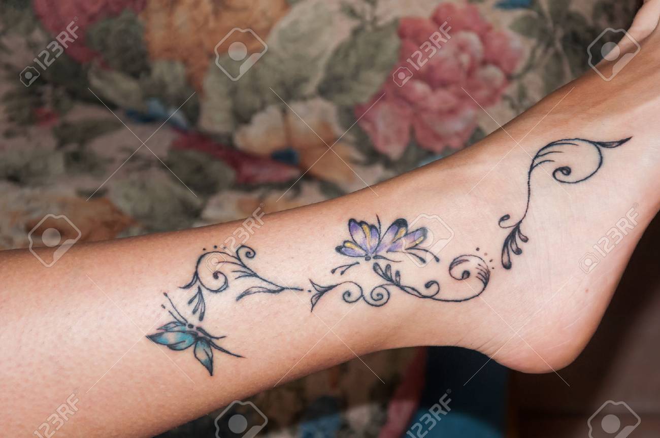 여자 발목에 좋은 문신 로열티 무료 사진, 그림, 이미지 그리고 스톡포토그래피. Image 81782085
