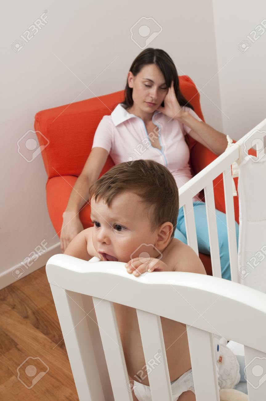 Bebe Ne Veut Pas Dormir Mere Fatiguee Sur La Chaise Banque D Images Et Photos Libres De Droits Image