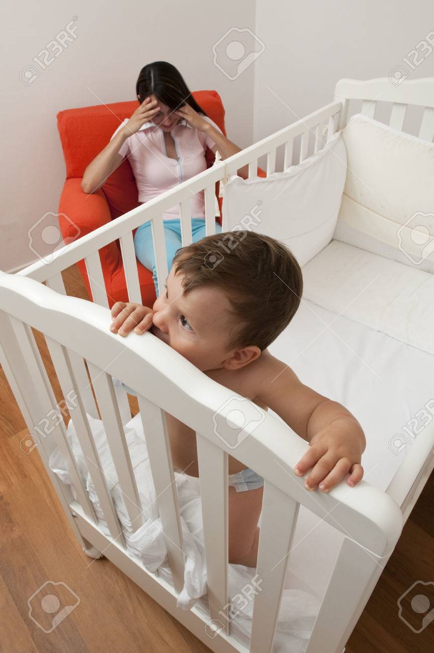 Bebe Ne Veut Pas Dormir Mere Fatiguee Sur La Chaise Banque D Images Et Photos Libres De Droits Image