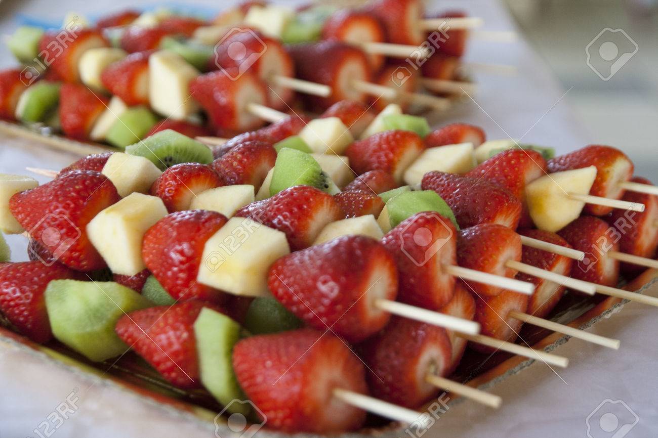 Obstspiesse Mit Erdbeeren Kiwi Und Apfel Lizenzfreie Fotos Bilder Und Stock Fotografie Image Obstspiesse Mit Erdbeeren Kiwi Und Apfel Lizenzfreie Fotos Bilder Und Stock Fotografie Image