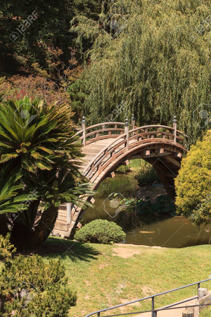 Japanischer Garten Mit Einer Holzernen Brucke Statuen Koi Teich Und Wasserlilien Lizenzfreie Fotos Bilder Und Stock Fotografie Image 43765624