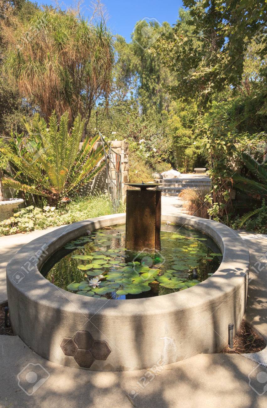 Grune Brunnen In Einem Tropischen Garten Aus Stein Lizenzfreie Fotos Bilder Und Stock Fotografie Image 51736004