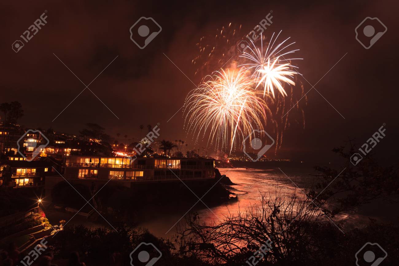 ラグーナビーチ カリフォルニア州 16 年 7 月 4 日 ラグナ ビーチ花火 街の灯に 7 月 Celebrationlaguna ビーチ カリフォルニア 16 年 7 月 4 日の前後 ラグーナ ビーチ花火 街の灯に 7 月の祭典の第 の写真素材 画像素材 Image