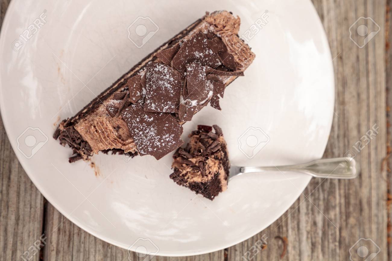 Diable Moelleux Gateau Au Chocolat Appele Gateau Parisien Avec Un Glacage De Mousse Au Chocolat Et Des Flocons De Chocolat Noir Banque D Images Et Photos Libres De Droits Image