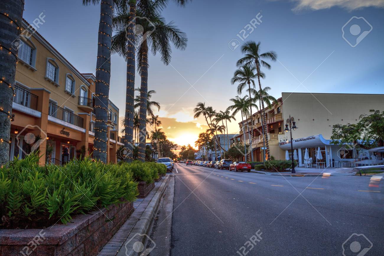 미국 플로리다주 네이플스 - 2018년 9월 16일: 플로리다주 올드 네이플스의 5번가를 따라 상점 너머로 일몰. 로열티 무료 사진,  그림, 이미지 그리고 스톡포토그래피. Image 109052079