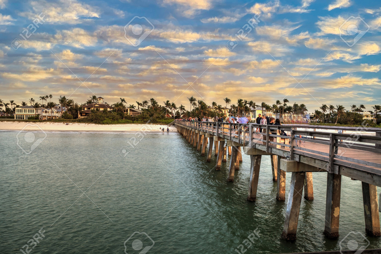 미국 플로리다 주 네이플스의 일몰 때 해변에 있는 네이플스 부두 로열티 무료 사진, 그림, 이미지 그리고 스톡포토그래피. Image  161312576