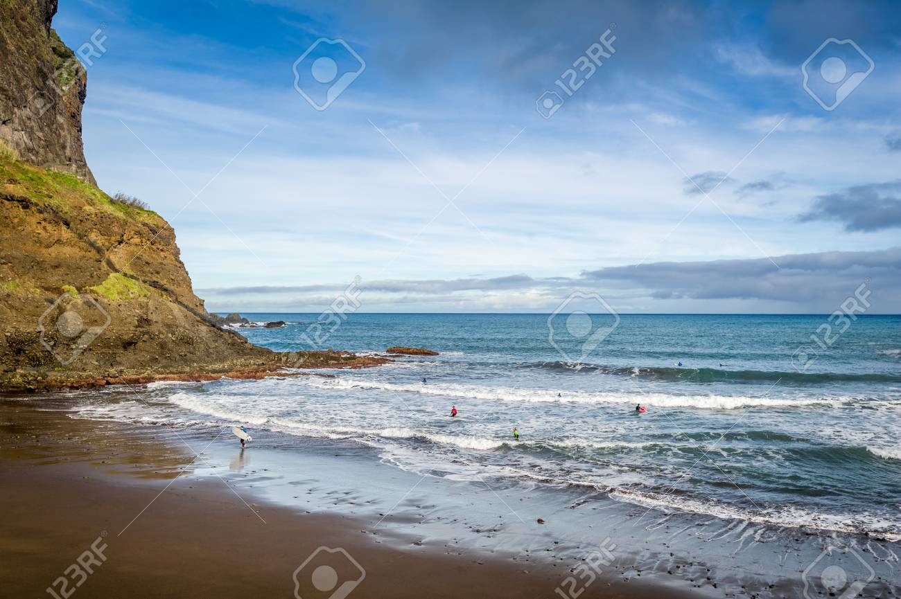 Plage De Surfeurs Populaires Praia Da Alagoa à Porto Da Cruzmadeira Island Portugal