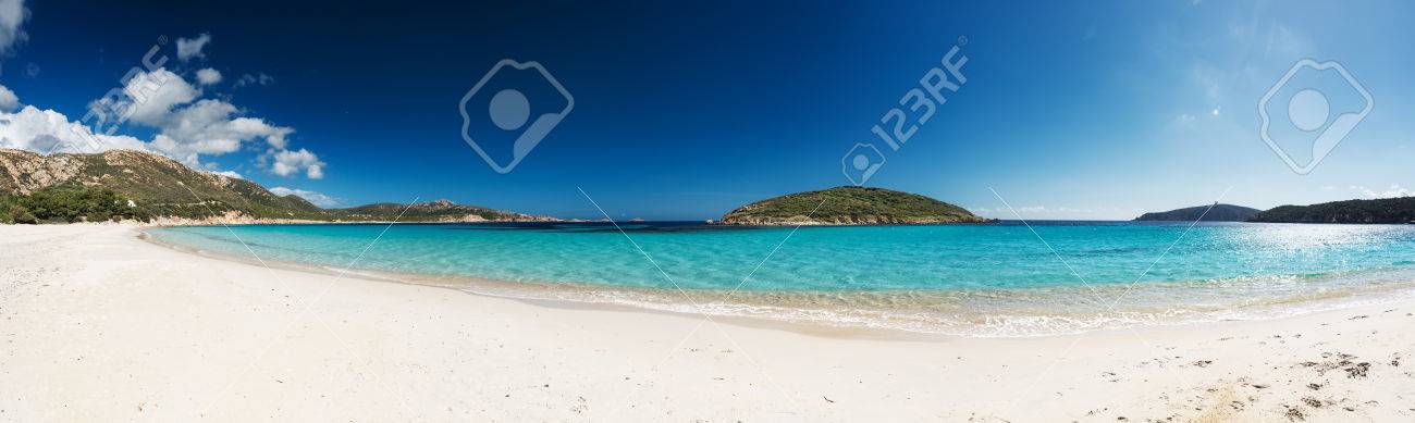 Vue Panoramique Dune Belle Plage Désertique Avec Du Sable Blanc Et Une Mer Claire Sardaigne Tuerredda Plage