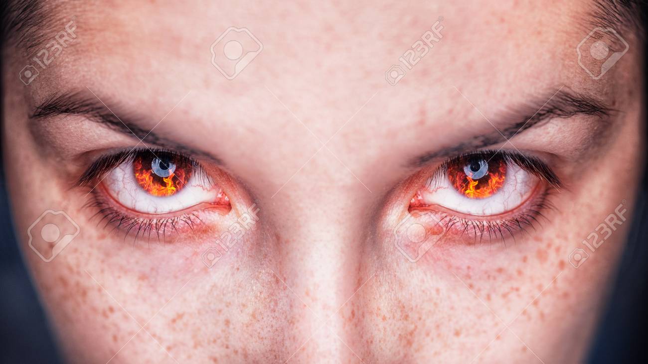 目に燃える火と若い女の子の目の女 の怒った顔のクローズ アップ の写真素材 画像素材 Image