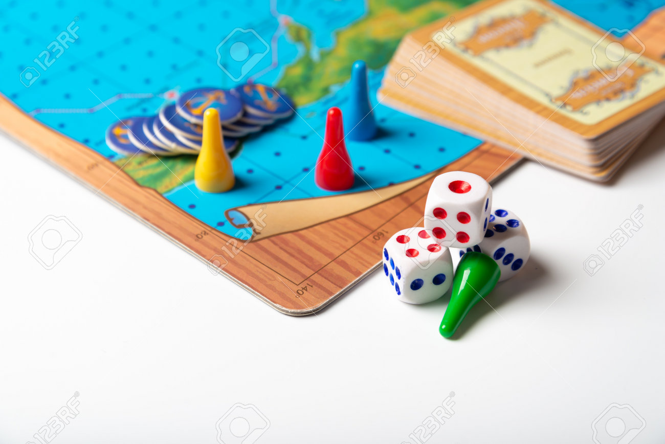 Jogo de tabuleiro com peças e dados