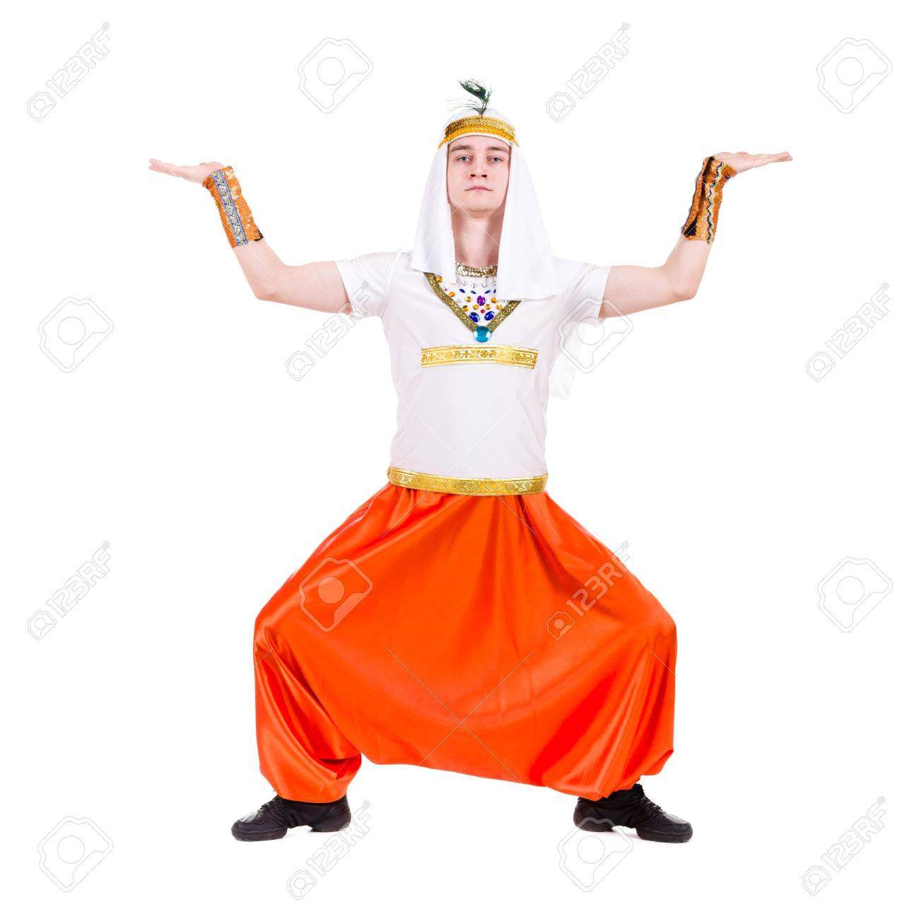 이집트 의상을 입고 춤 파라오는 전체 길이에 흰색 배경에 고립 로열티 무료 사진, 그림, 이미지 그리고 스톡포토그래피. Image 18550081