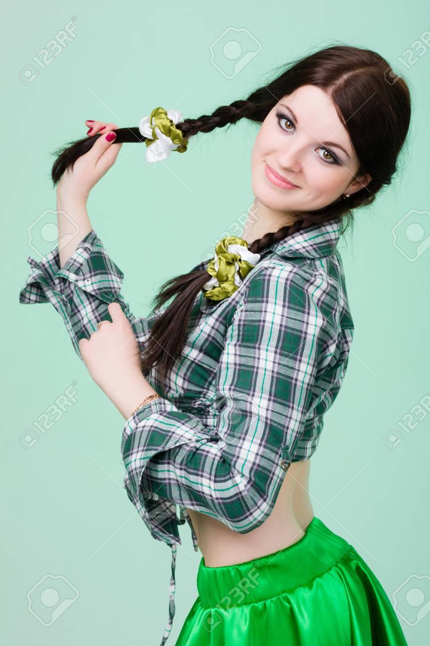 Drole Femme De Sourire Mignonne Avec Des Tresses Sur Fond Vert Banque D Images Et Photos Libres De Droits Image