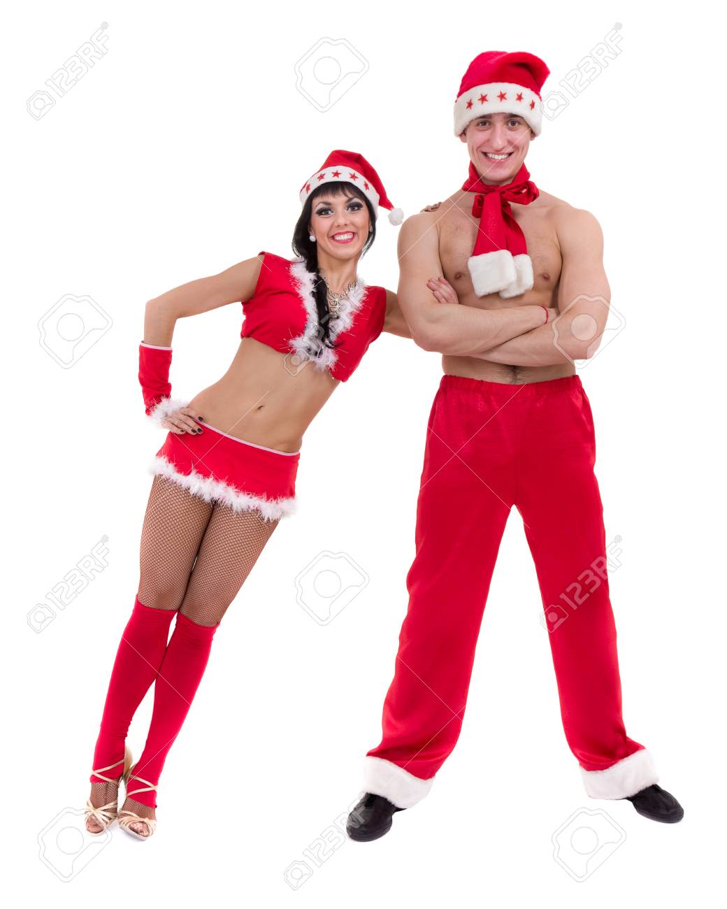 Bonne Jeune Couple Portant Le Père Noël Vêtements Posant Sur Fond Blanc Isolé Banque D Images Et Photos Libres De Droits Image 59035100