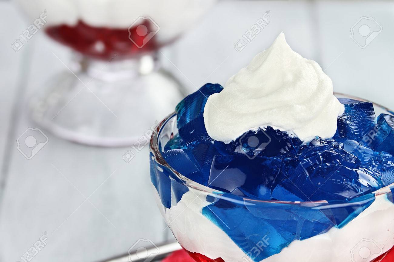 ゼラチンの 7 月 4 日の休日のため白いふわふわホイップ クリームと赤と青のゼリーのキューブのデザートを層しました フィールドの浅い深さ の写真素材 画像素材 Image ゼラチンの 7 月 4 日の休日のため白いふわふわホイップ クリームと赤と青のゼリーのキューブのデザートを層しました フィールドの浅い深さ の写真素材 画像素材 Image