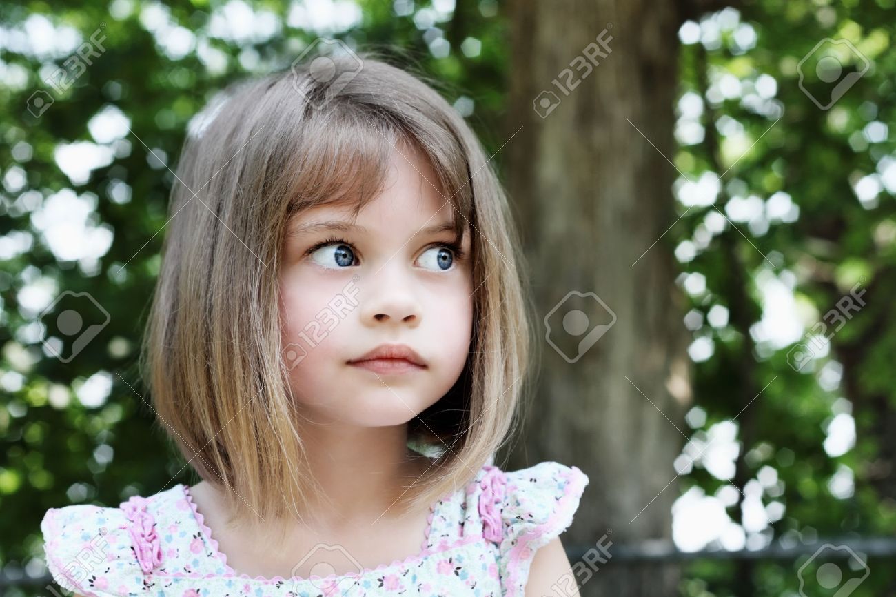 かわいい女の子のおかっぱ頭カットからカメラから離れた 極端な浅い被写し界深度 の写真素材 画像素材 Image
