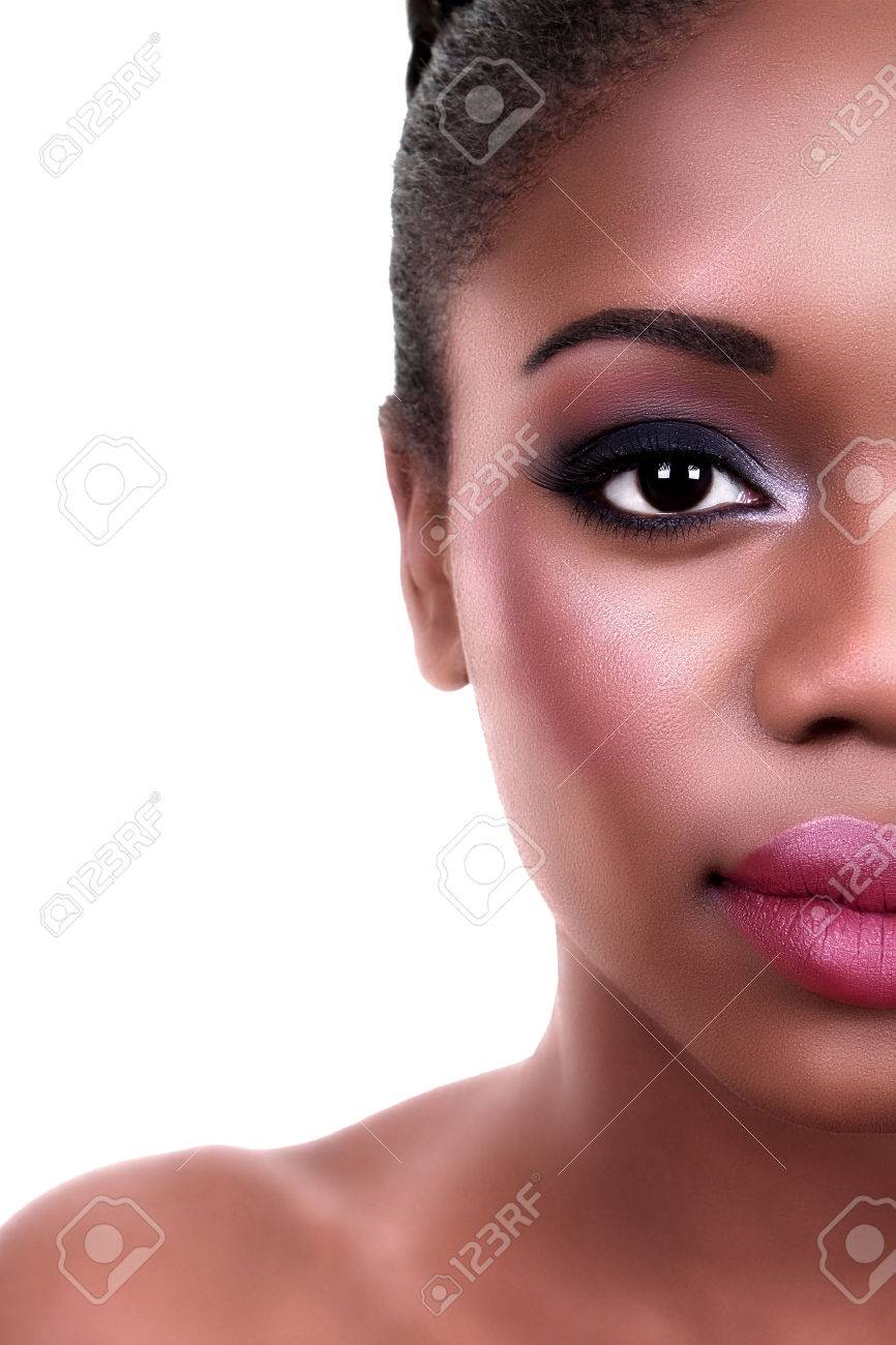 半顔メイク着て 美容のアフリカ系アメリカ人女性の の写真素材 画像素材 Image 半顔メイク着て 美容のアフリカ系アメリカ人女性の の写真素材 画像素材 Image