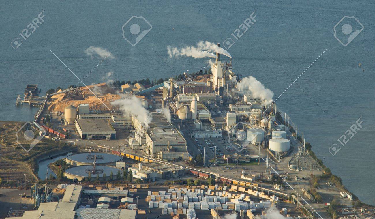 タコマ ワシントン州のペーパー製造所の煙突 の写真素材 画像素材 Image