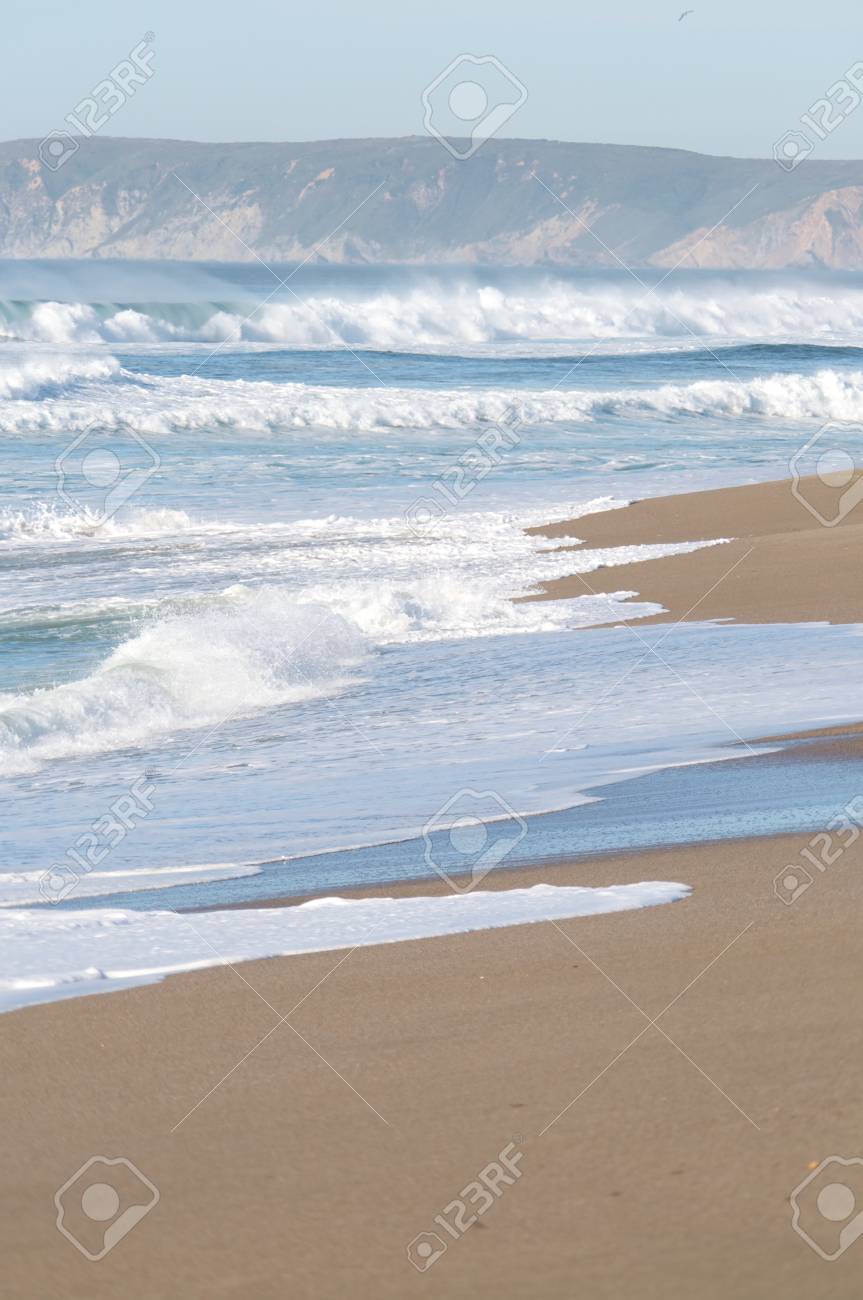 北カリフォルニアの海岸に打ち寄せる波の垂直 の写真素材 画像素材 Image