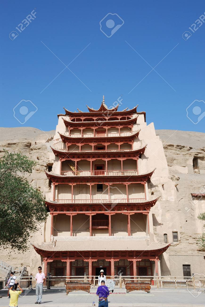 中国敦煌莫高窟、千仏洞、敦煌、9 階建タワーの写真素材・画像