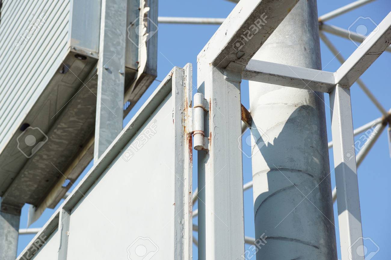 De Puerta Metálica Fotos, Retratos, Y Fotografía De Archivo De Derecho. Image 74438512.