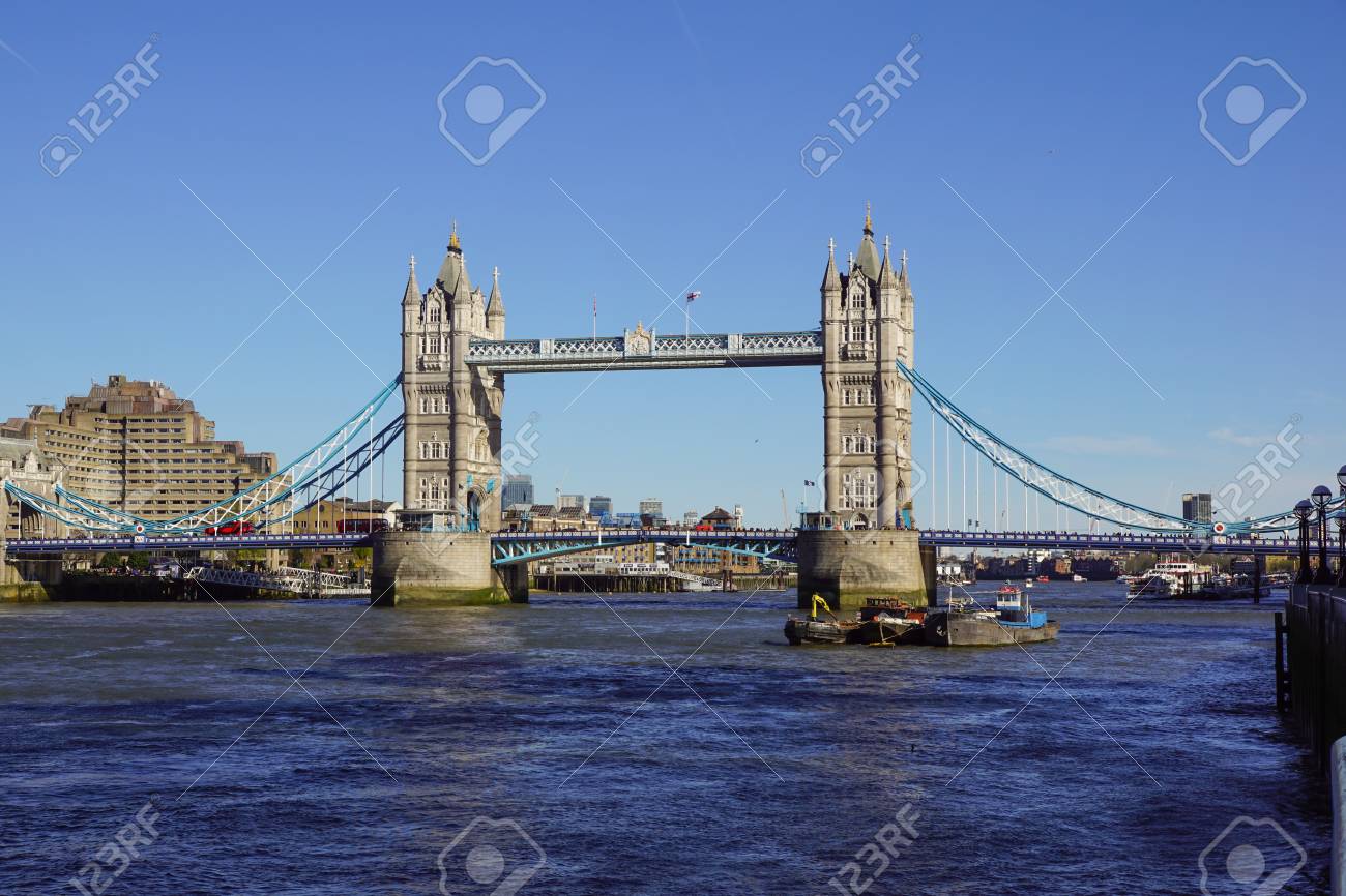 ロンドン イギリス 4 月 9 日 17 年 4 月 9 日にロンドンのタワー ブリッジ 跳開橋タワー橋以上テムズ川ロンドン イギリス の写真素材 画像素材 Image