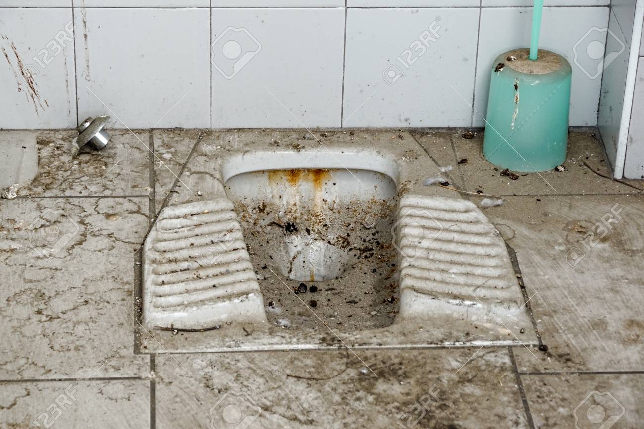廃墟　トイレ 建物の廃墟古いトイレが破壊された、内部工業農場。の写真素材・画像素材 Image 107595513