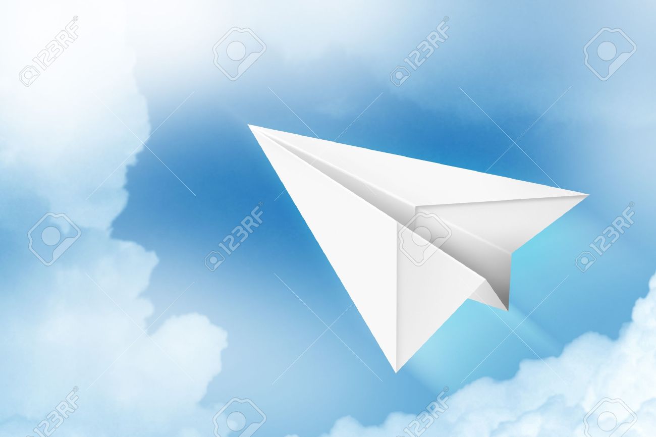 Tom pulse - taka taka (marco van bassken re-cut) дата релиза. горизонтально летящая женщина вид снизу. бумажный самолет картинка на белом фоне. человек летает в воздухе. парашютист в облаках.