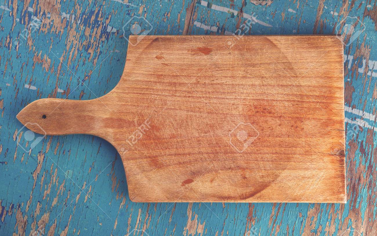 La Tabla De Cortar En La Mesa De Cocina De Madera Rústica Como ... La Tabla De Cortar En La Mesa De Cocina De Madera Rústica Como ...
