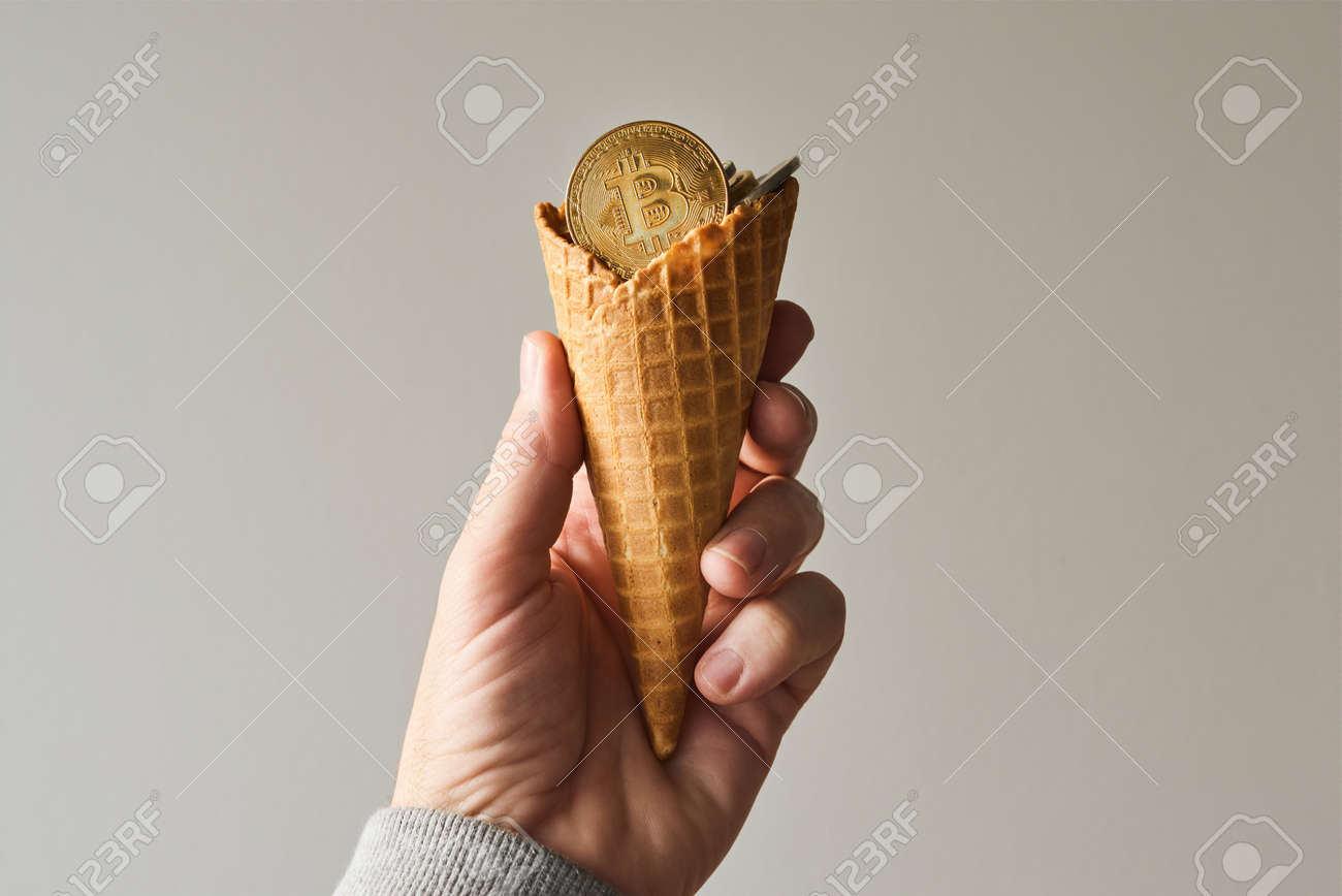 남성 손에 있는 비트코인 아이스크림 개념적 이미지 로열티 무료 사진, 그림, 이미지 그리고 스톡포토그래피. Image 177121949