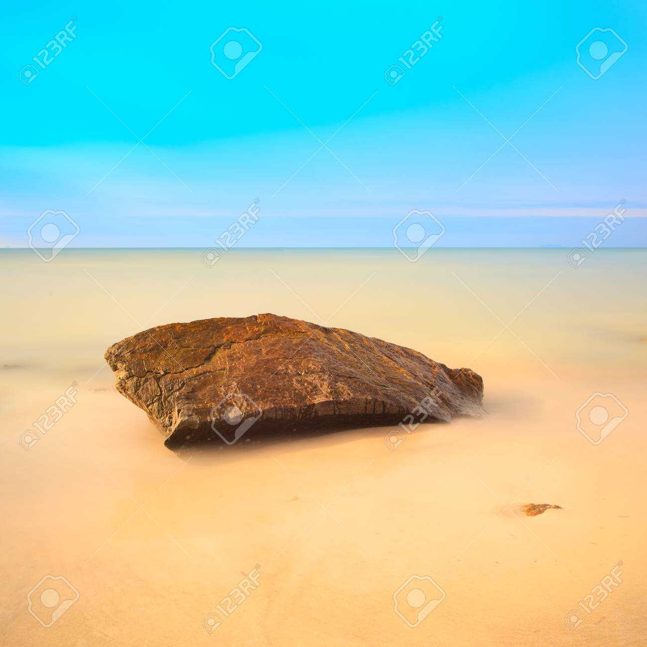 Un Rocher Plat Sur Une Photographie Plage De Sable Dore Longue Exposition Banque D Images Et Photos Libres De Droits Image