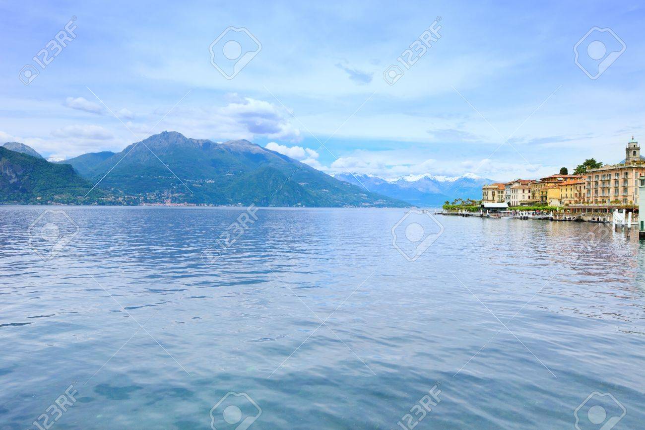 Città Di Bellagio In Landscape Como Lake District Con La Marina Italiana E Tradizionale Villaggio Sul Lago Sullo Sfondo Le Alpi Montagne Coperte Di
