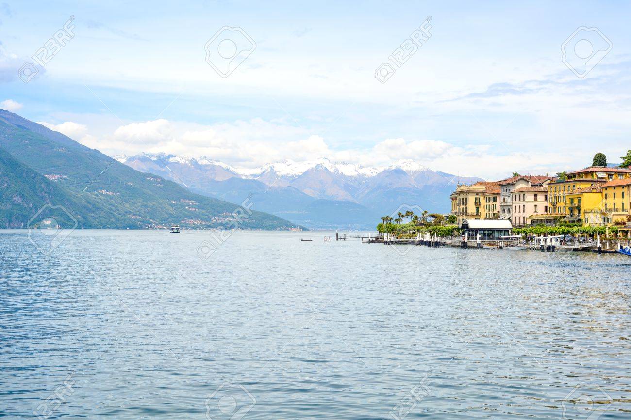 Città Bellagio Paesaggio Como Lake District Con Porto Turistico E Villaggio Italiano Lago Tradizionale Su Sfondo Alpi Montagne Ricoperte Di Neve