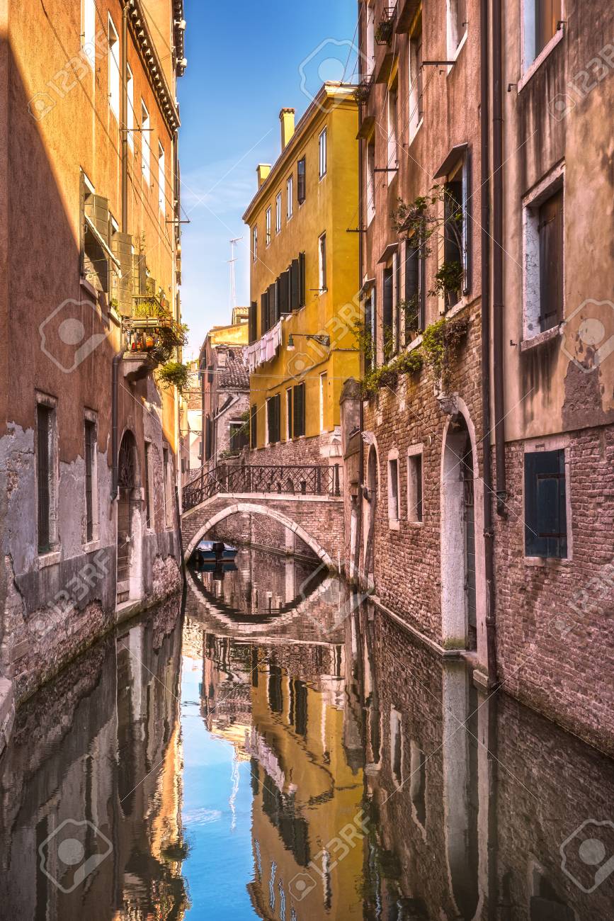 ヴェネツィアの街並み、水運河、橋、伝統的な建物。イタリア