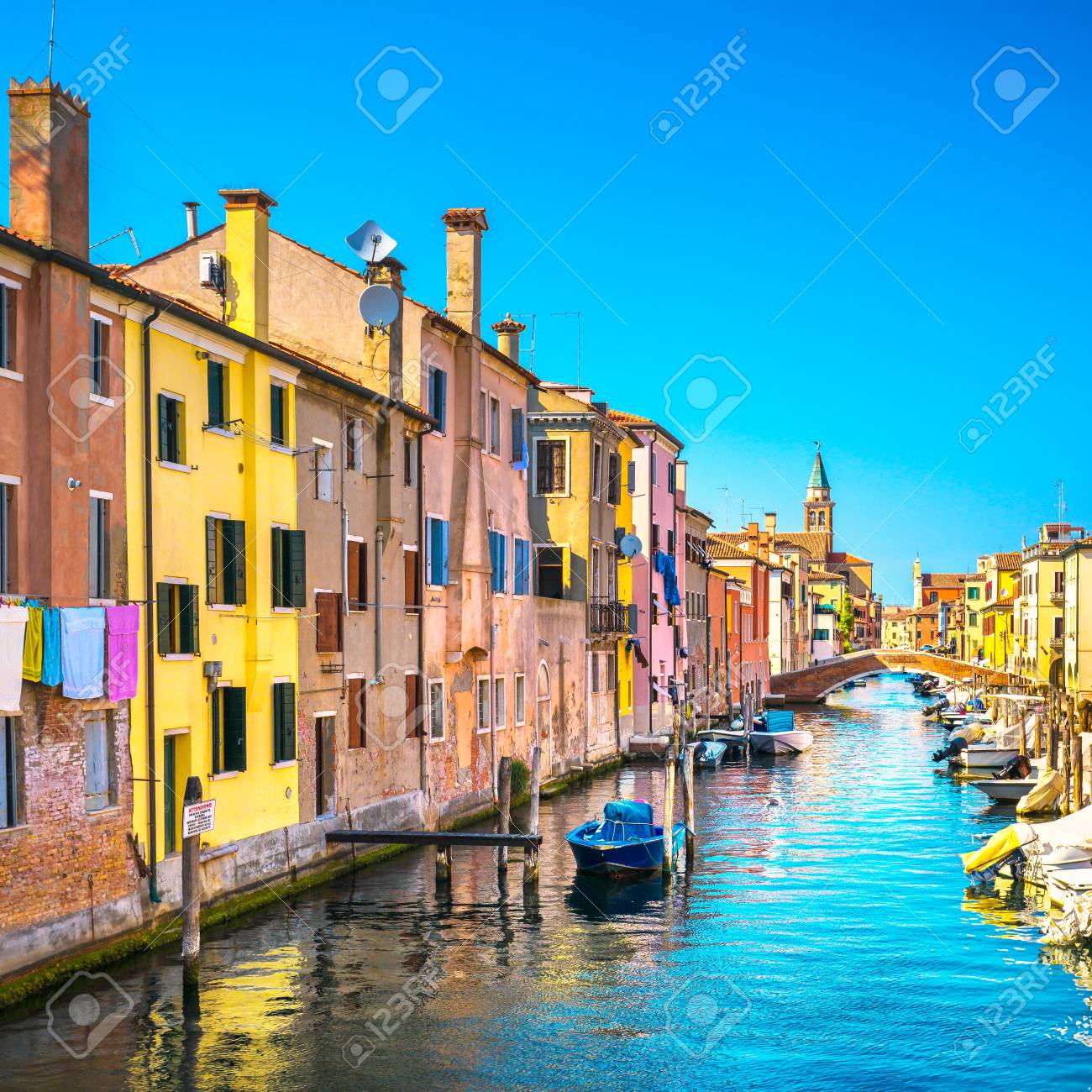 ヴェネツィアのラグーン 水運河 教会のキオッジャの町 ヴェネト州 イタリア ヨーロッパ の写真素材 画像素材 Image