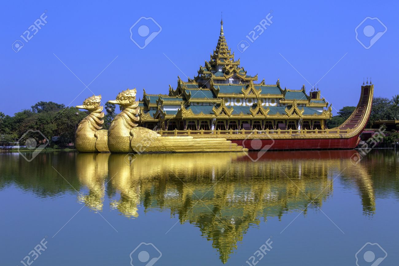 ミャンマーのヤンゴンで Karaweik ビルマ王室御座船のレプリカ カンドージ湖 国家のランドマークは今レストランです の写真素材 画像素材 Image